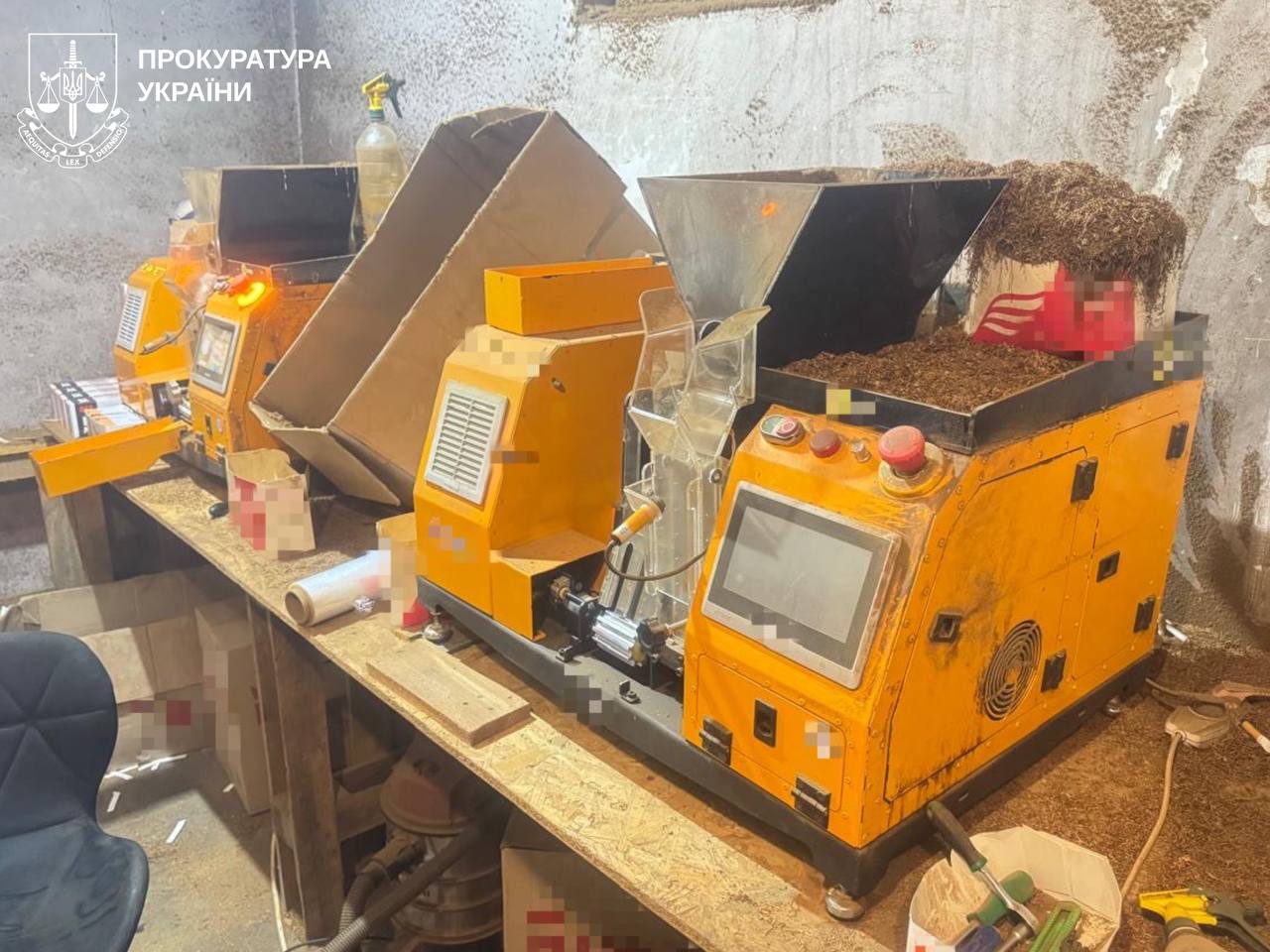 Під Харковом ліквідовано підпільний тютюновий міні-завод.