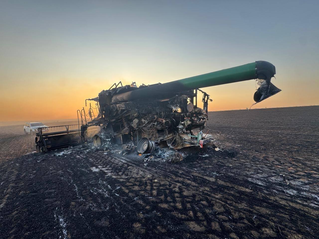 Окупанти обстріляли комбайн та поле пшениці на Харківщині.