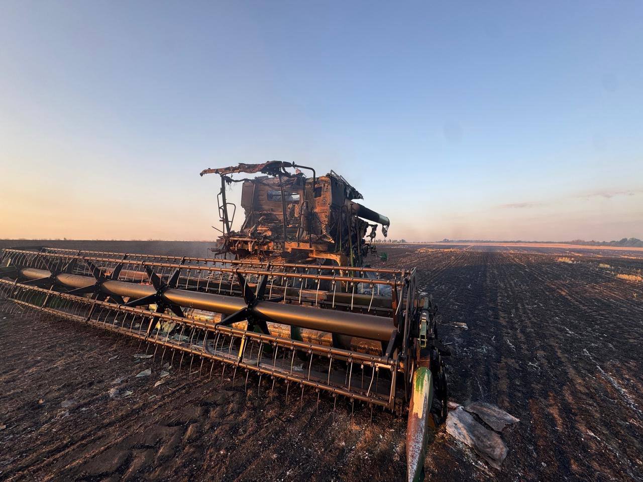 Окупанти обстріляли комбайн та поле пшениці на Харківщині.