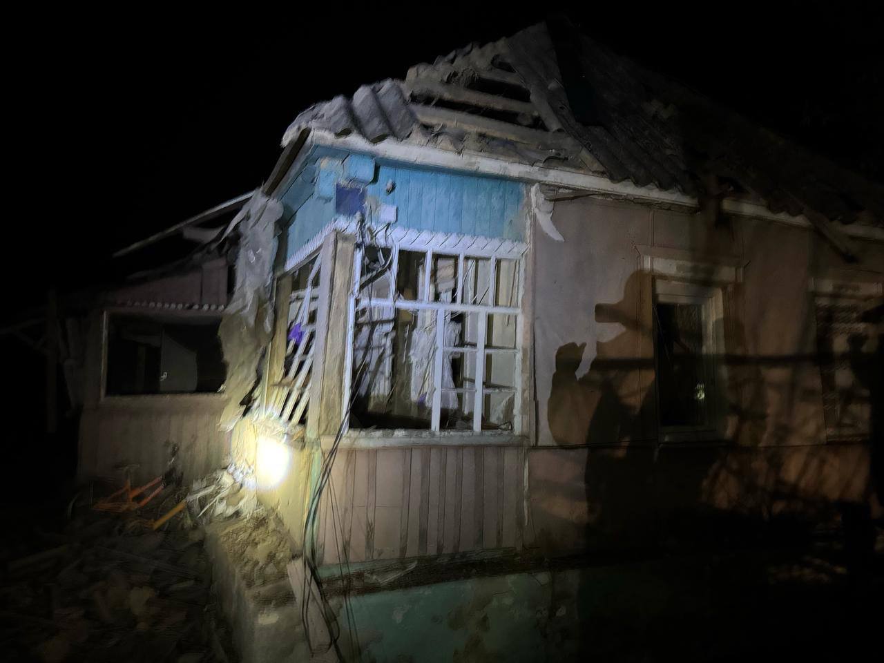 Четверо пострадавших: оккупанты обстреляли жилые дома, элеватор и газокомпрессорную станцию на Харьковщине.