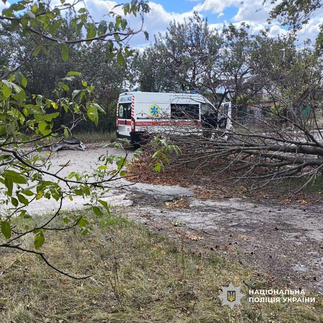 Російський дрон атакував автомобіль швидкої допомоги.