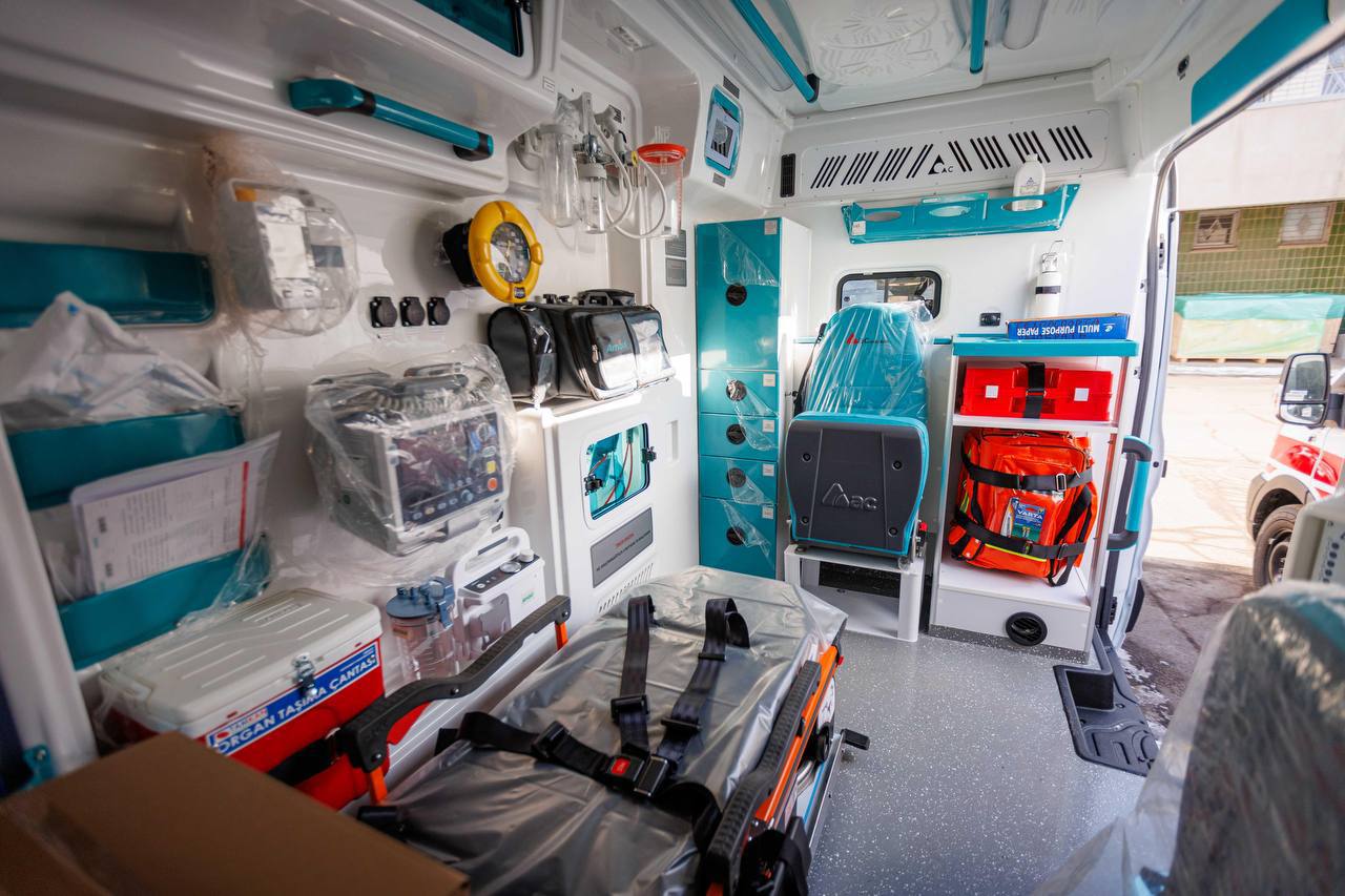 С аппаратами ИВЛ и дефибрилляторами: семь новых скорых получила Харьковская область.