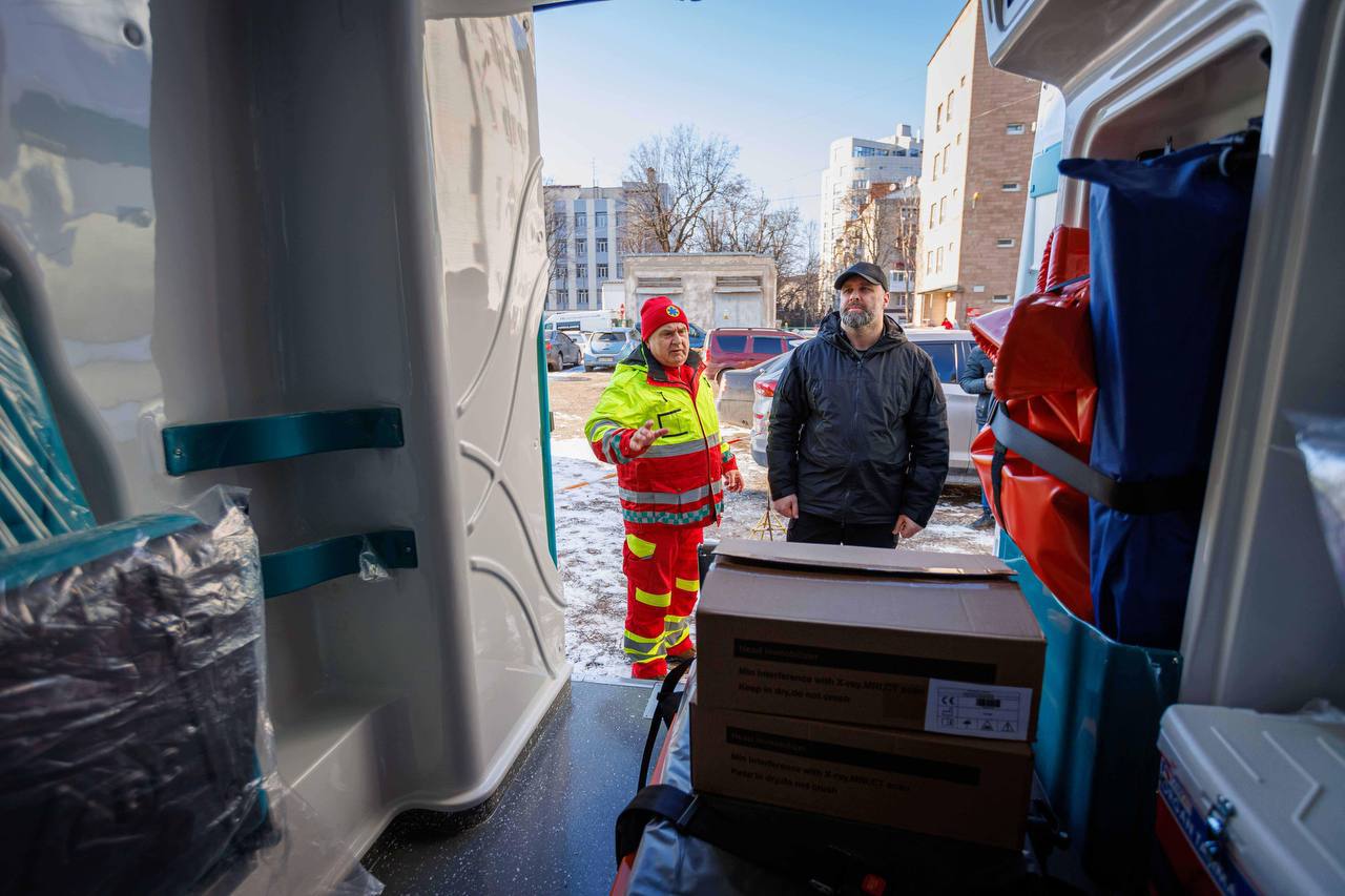 С аппаратами ИВЛ и дефибрилляторами: семь новых скорых получила Харьковская область.