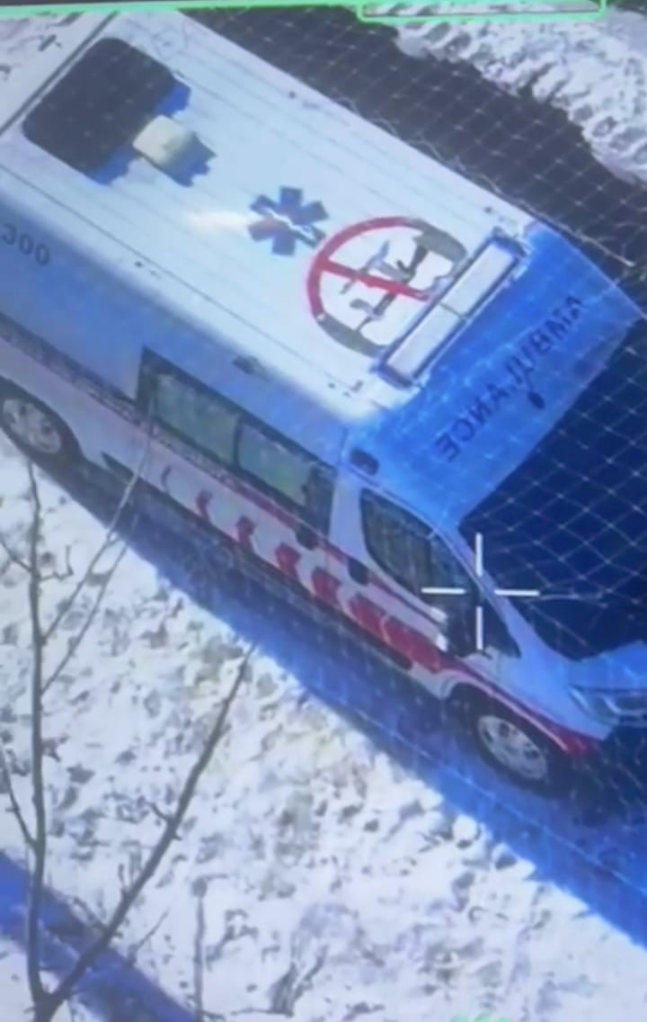 У Куп'янському районі росіяни обстріляли автомобіль медиків.