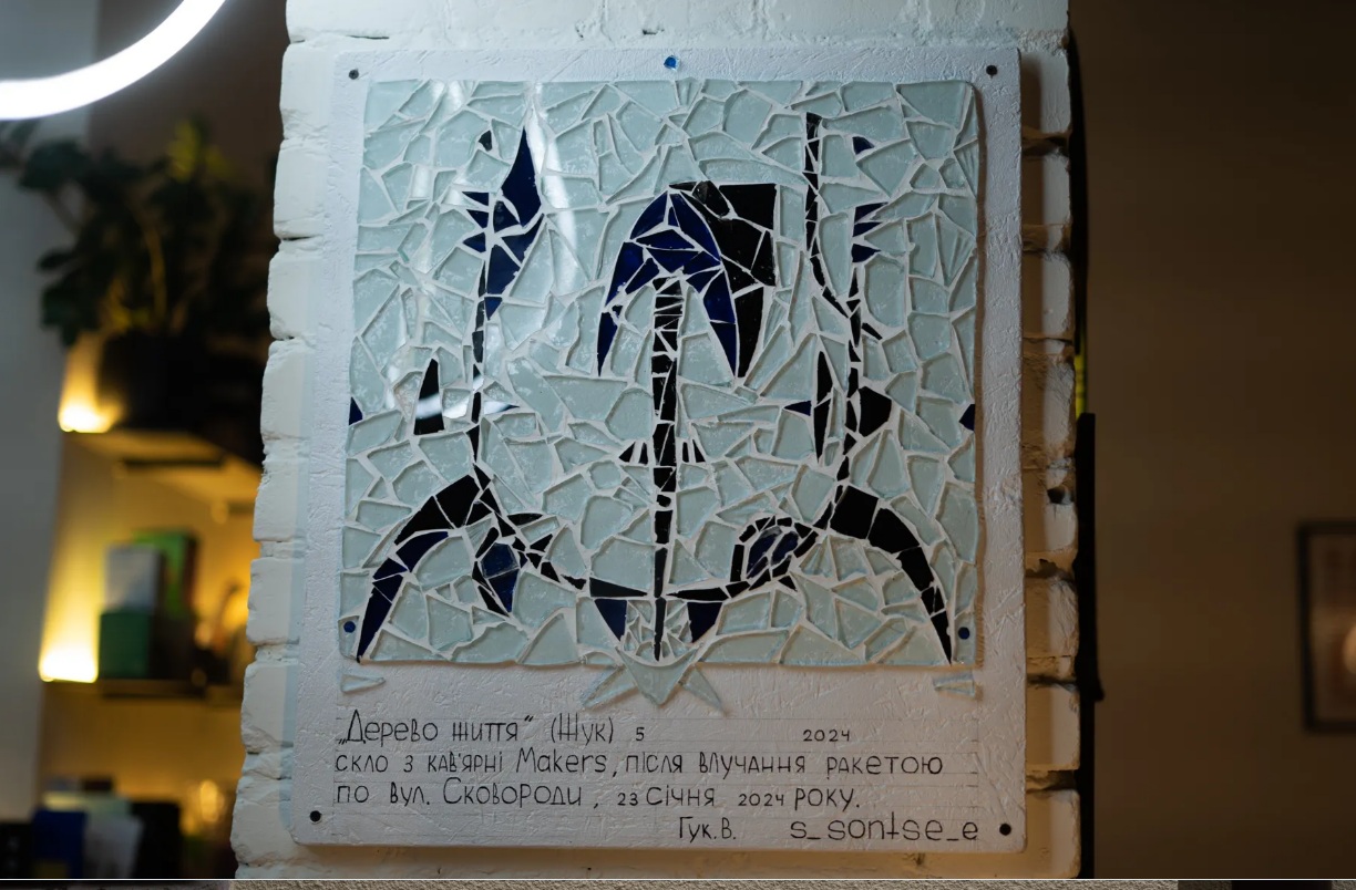 Харківська художниця створила мозаїку зі скла, розбитого під час обстрілу Держпрому.