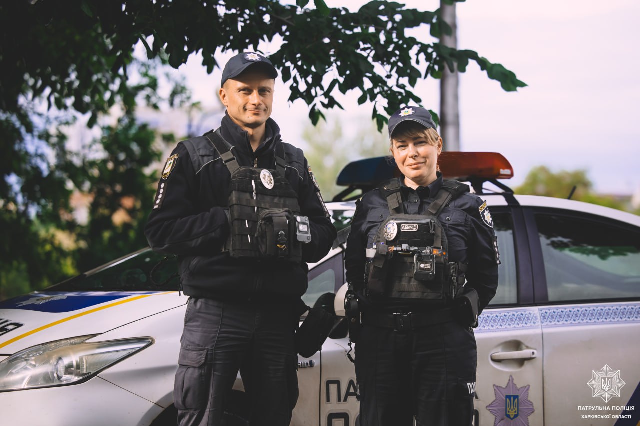 В Харькове патрульные помогли раненой собаке.