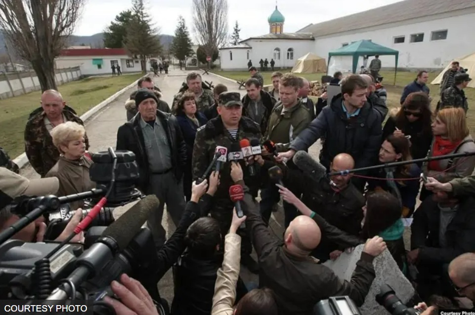 Полковник ВСУ Стороженко дает комментарий журналистам в дни аннексии Крыма Россией, 2014 год.