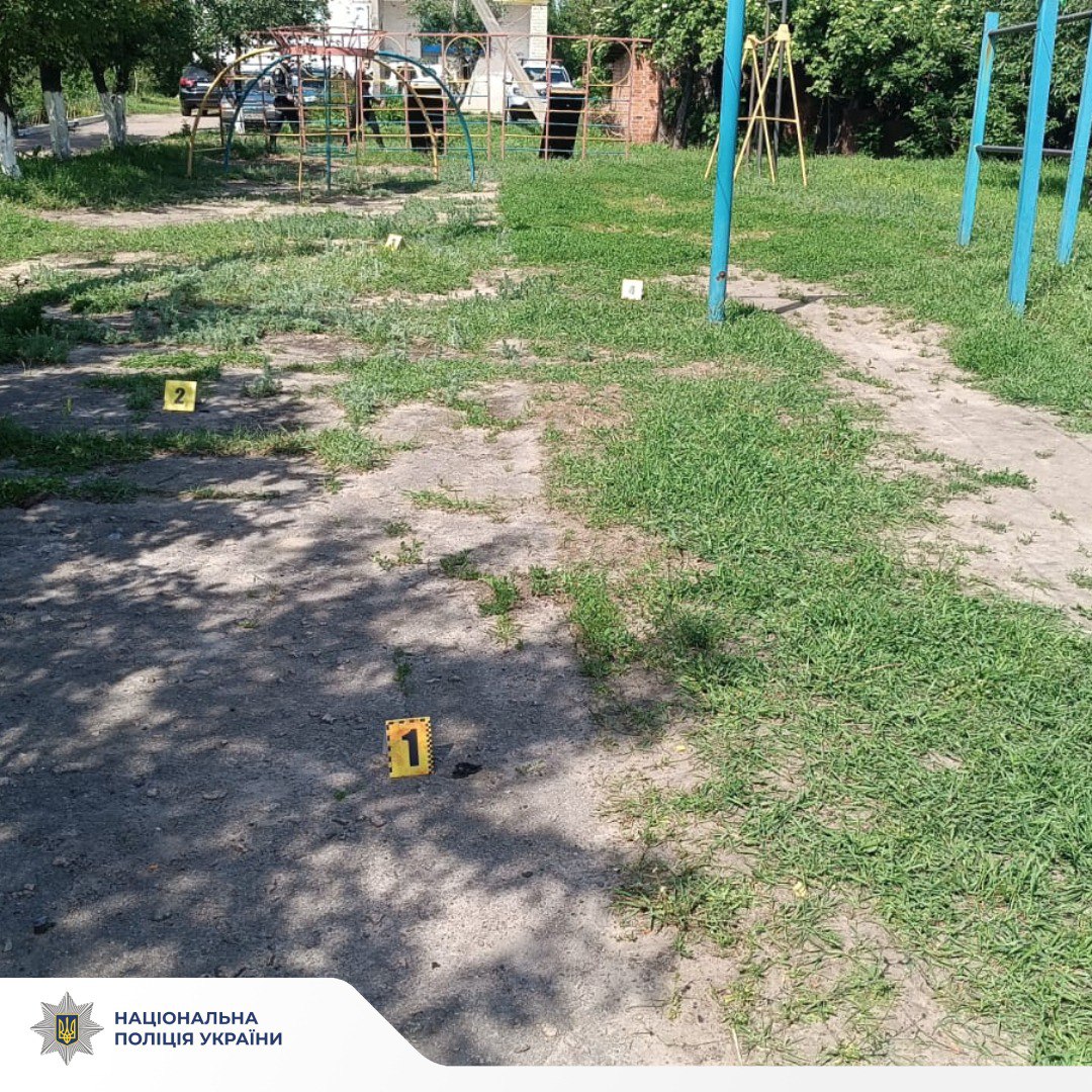 В Изюмском районе мужчина устроил стрельбу на детской площадке.