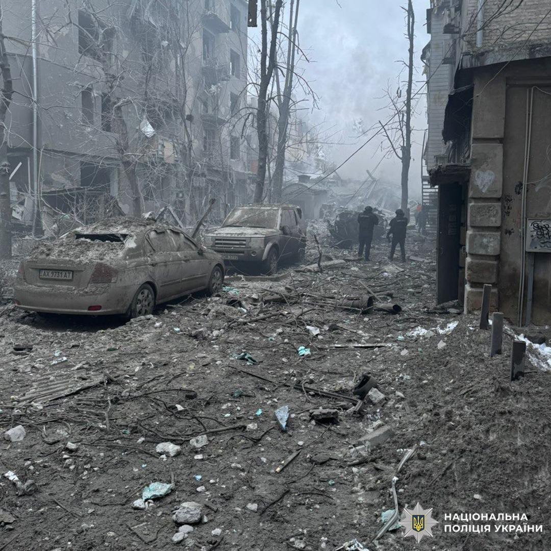 В Харькове продолжается разбор завалов после ракетного удара по Сумской, среди погибших &mdash; дети.