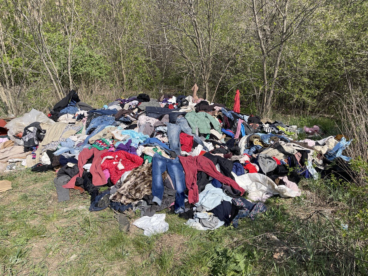 У Харківській області знайшли звалище секонд-хенду.