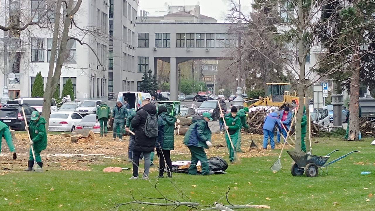 Санта-Клаус на площі Свободи знову отримав поранення.