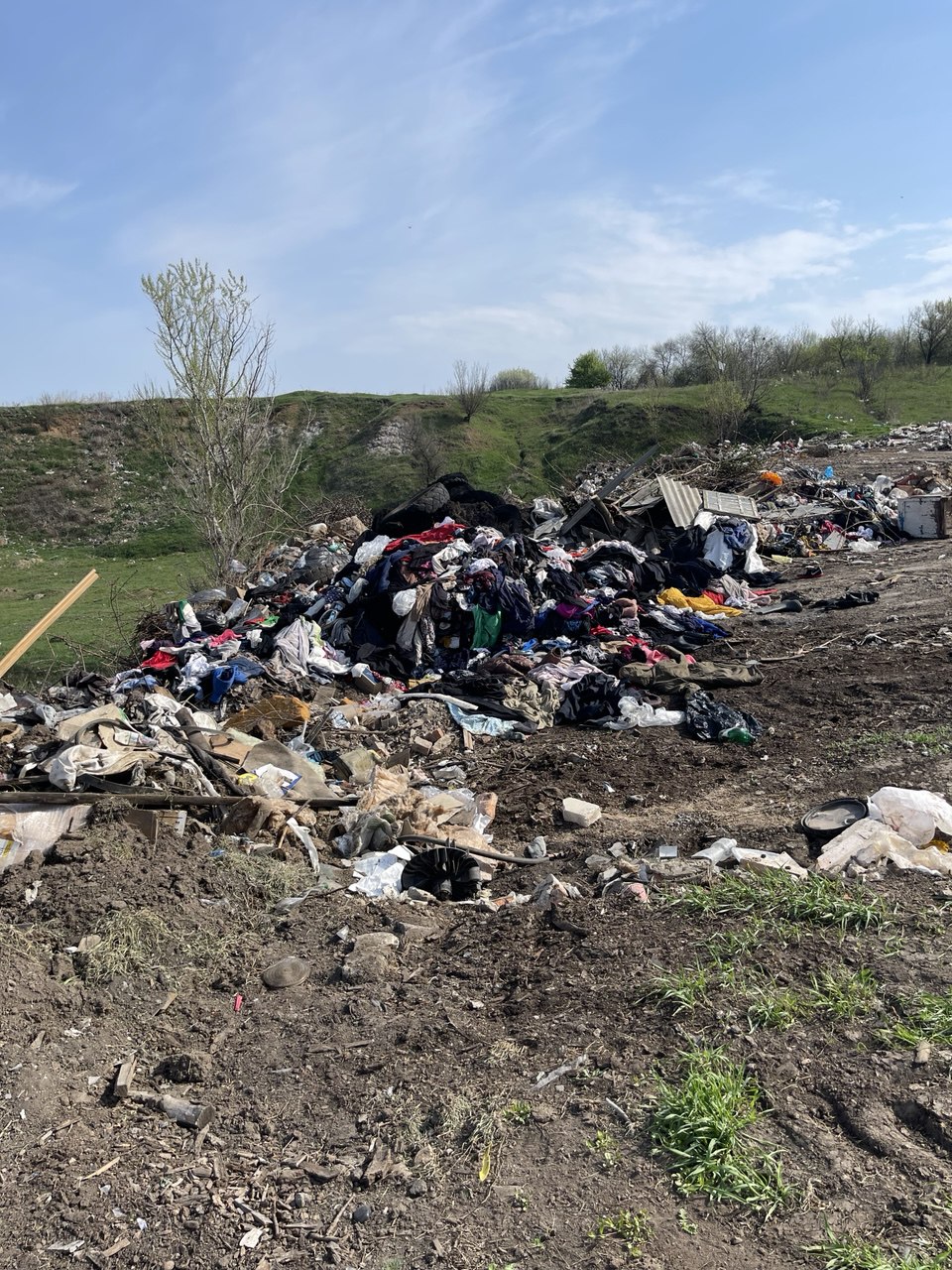 У Харківській області знайшли звалище секонд-хенду.