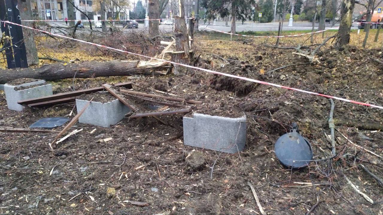 Санта-Клаус на площі Свободи знову отримав поранення.