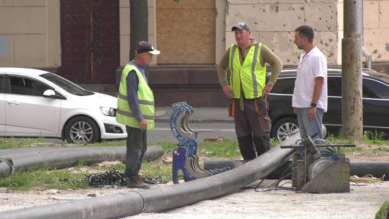 Улицу Сумскую восстанавливают после обстрелов.