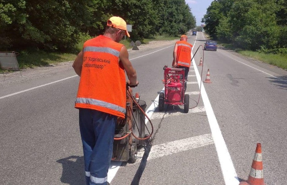 Харьковские дорожники "подлатали" автотрассы на Днепр.
