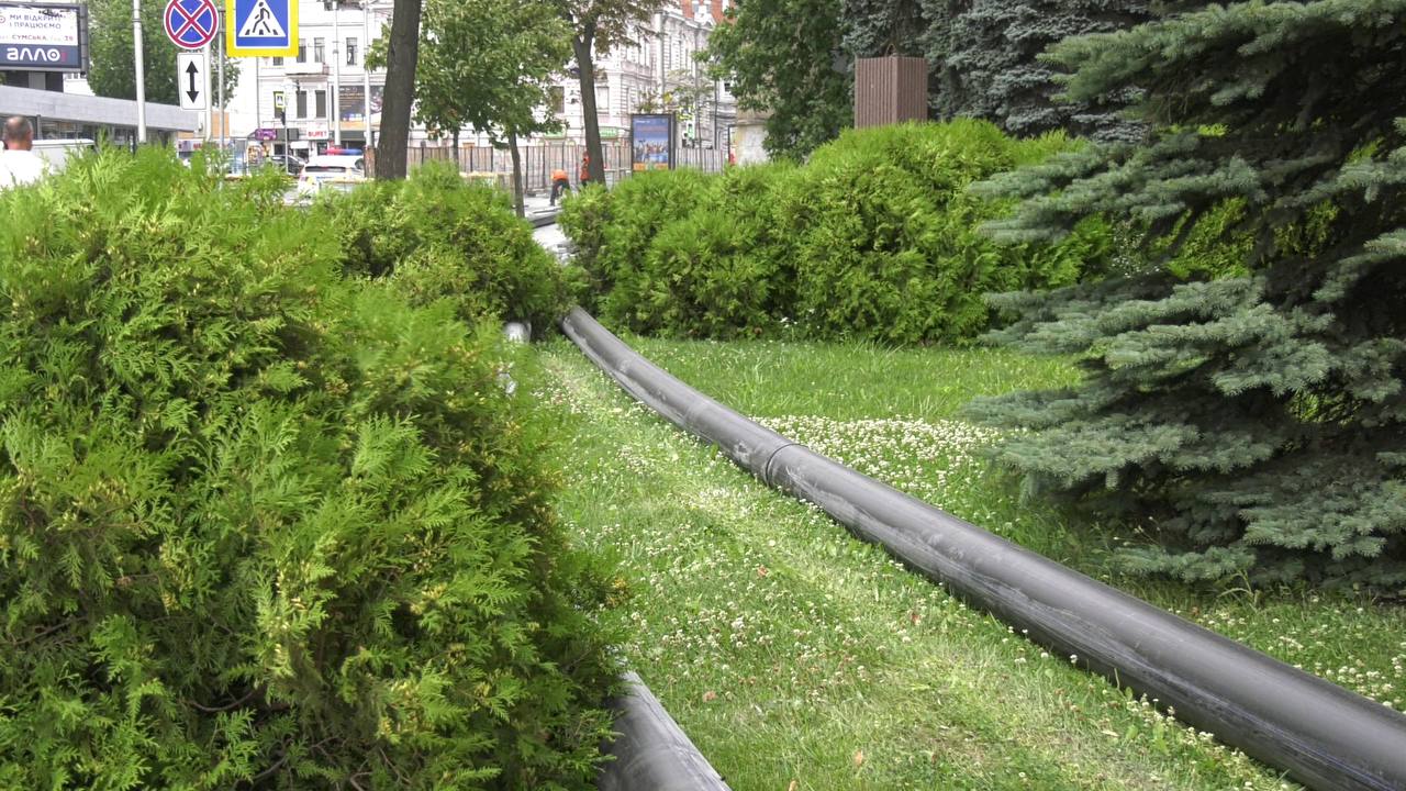 Улицу Сумскую восстанавливают после обстрелов.