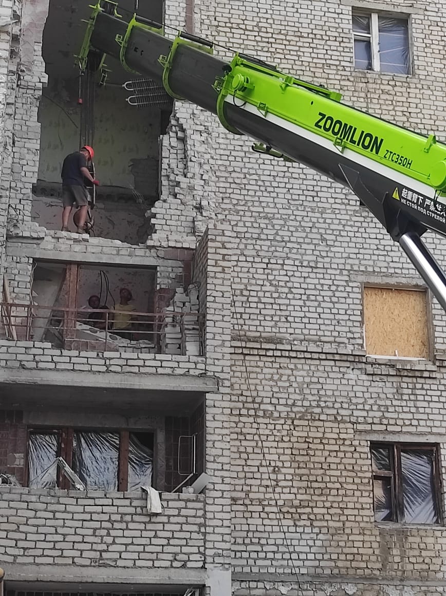 На проспекте Героев Харькова восстанавливают разрушенные в результате обстрелов дома.