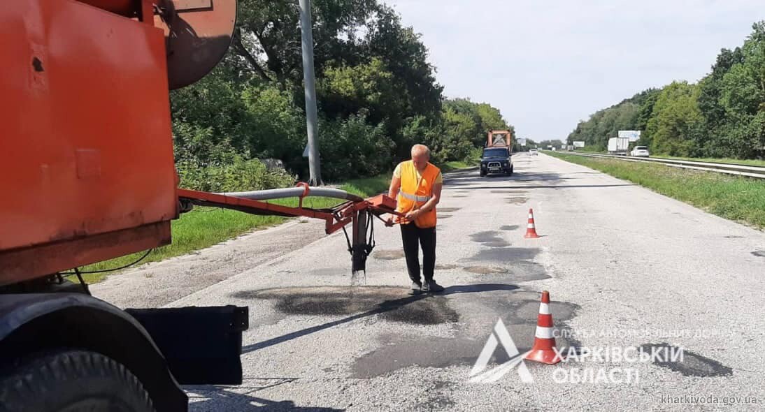 В Харьковской области ремонтируют дорогу жизни.