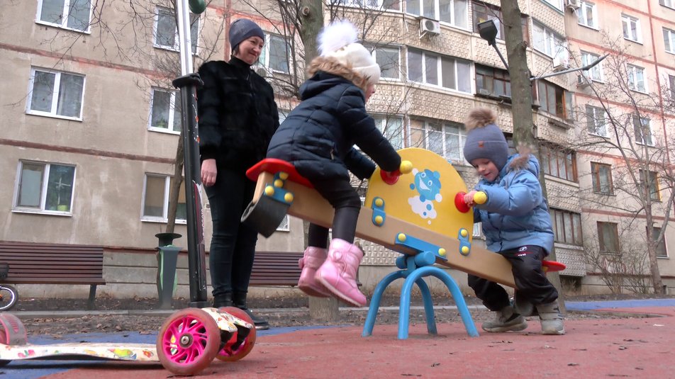 Юля и Денис снова научились ходить. Январь 2023г.