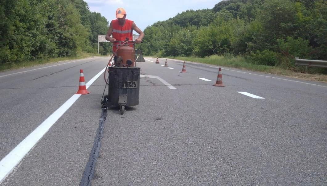 Харьковские дорожники "подлатали" автотрассы на Днепр.