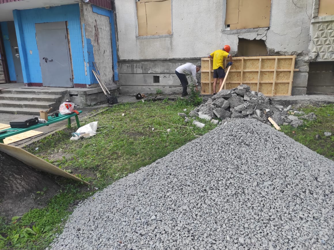 На проспекте Героев Харькова восстанавливают разрушенные в результате обстрелов дома.