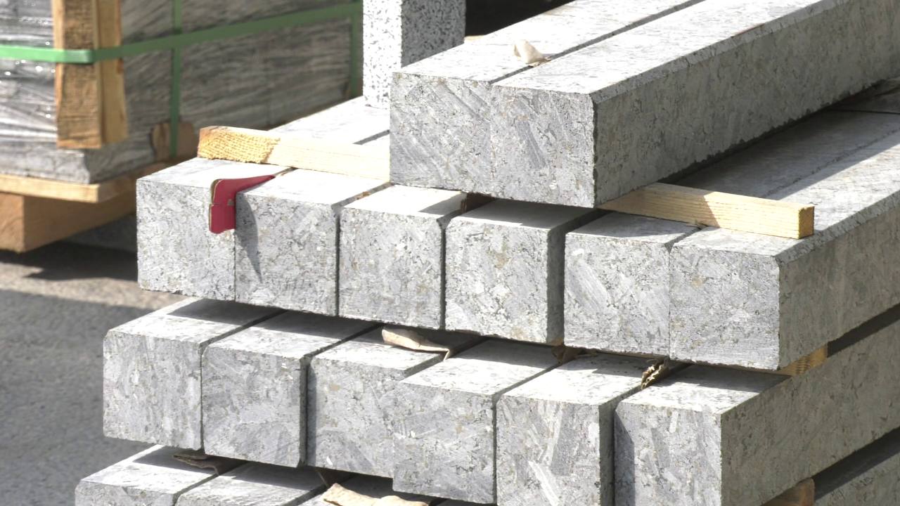 Улицу Сумскую восстанавливают после обстрелов.