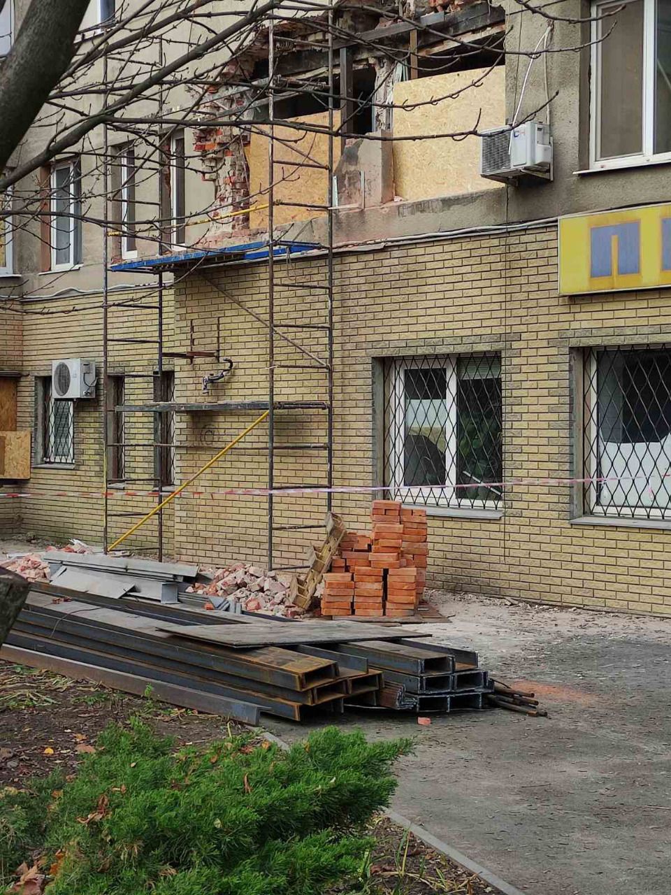 В Индустриальном и Холодногорском районах ремонтируют поврежденные обстрелами дома (фото) фото 4 3