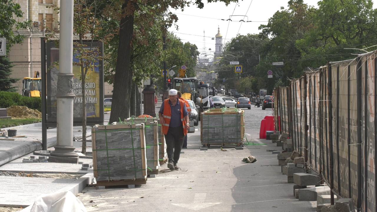 Улицу Сумскую восстанавливают после обстрелов.