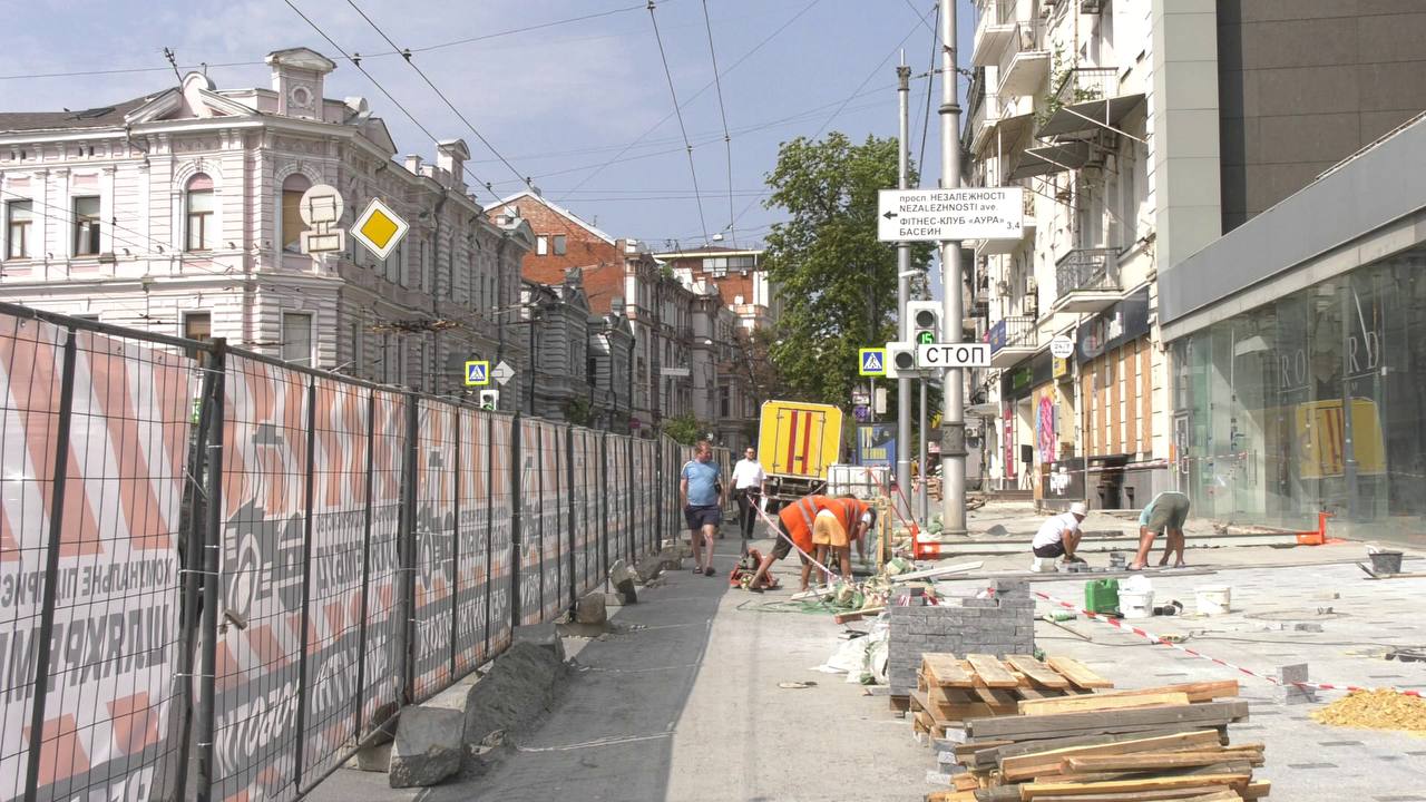 Улицу Сумскую восстанавливают после обстрелов.