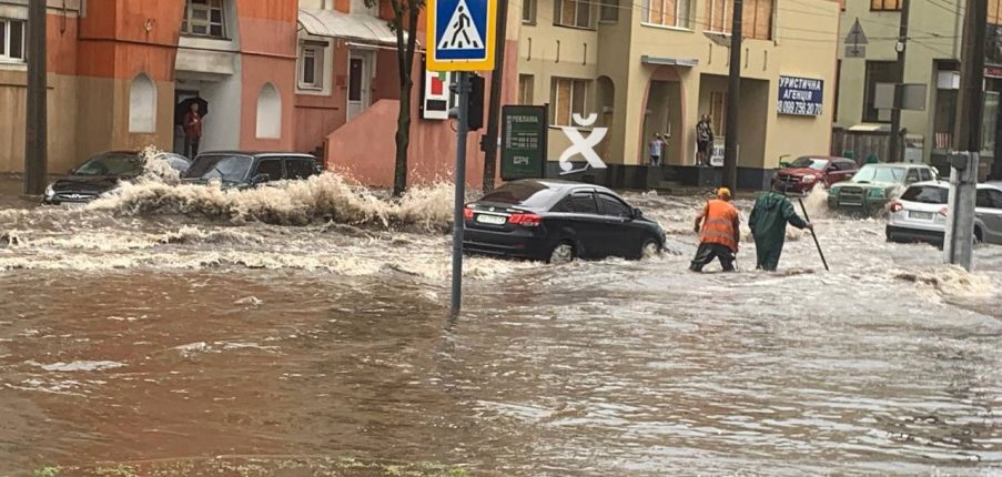 У Харкові внаслідок зливи затопило вулиці.
