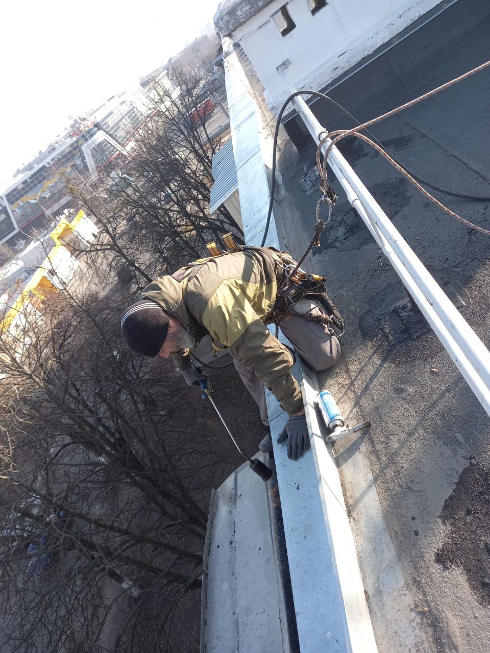 В Индустриальном и Холодногорском районах ремонтируют поврежденные обстрелами дома (фото) фото 6 5