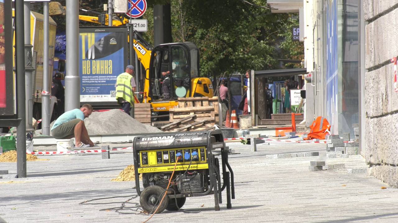 Улицу Сумскую восстанавливают после обстрелов.