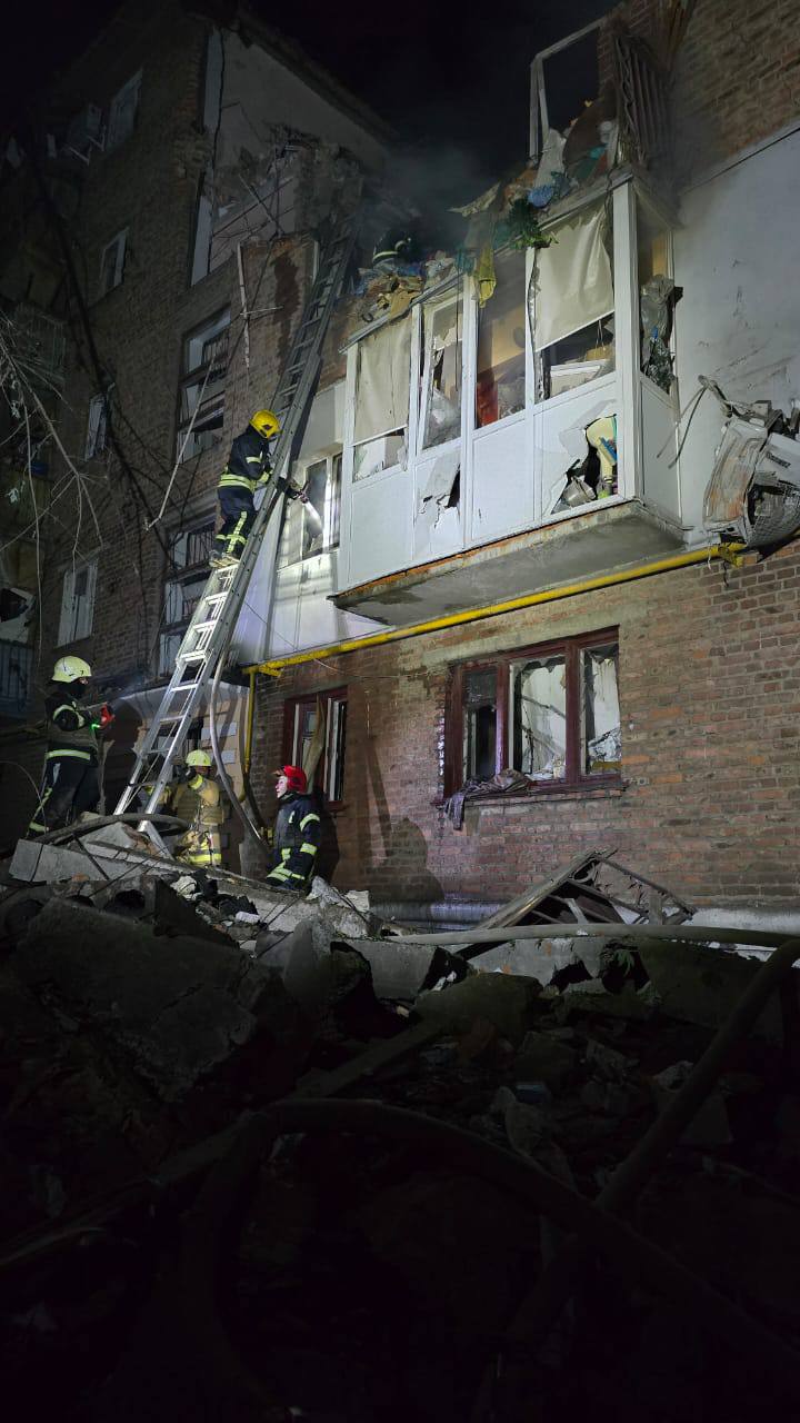 Ночью РФ ударила по Новобаварскому району Харькова: есть погибшие и раненые.