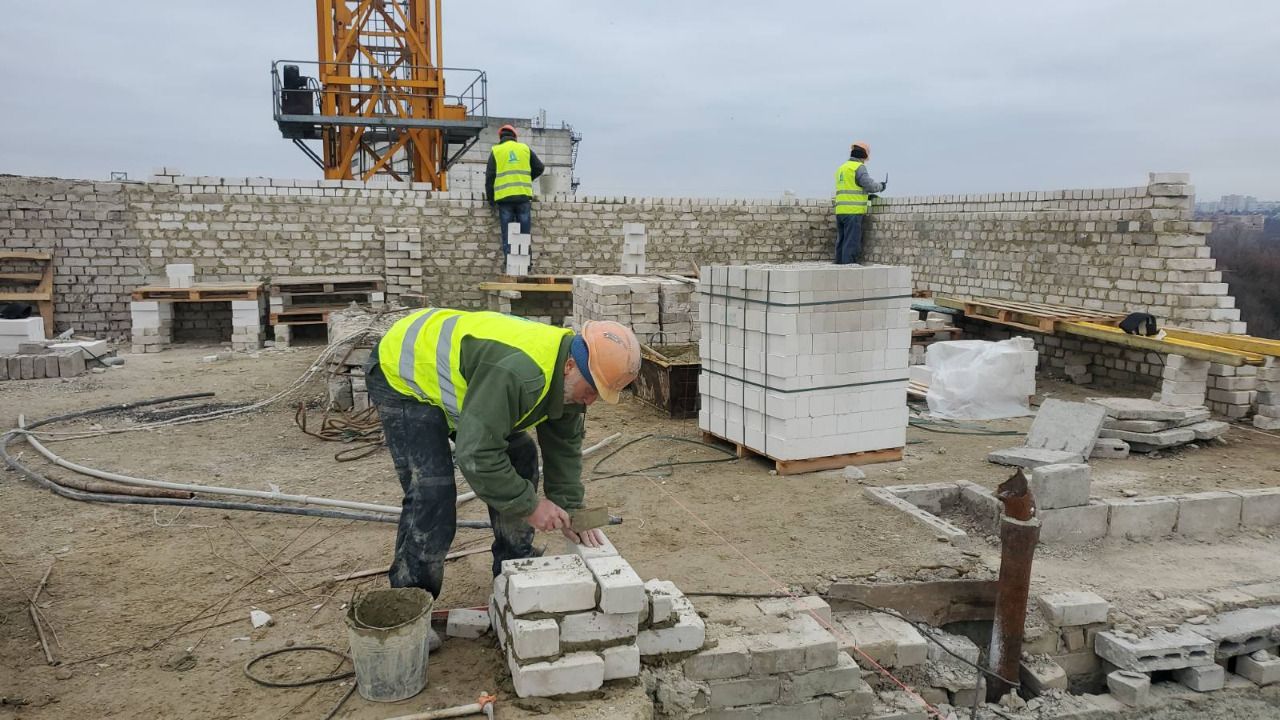 В Индустриальном и Холодногорском районах ремонтируют поврежденные обстрелами дома (фото) фото 7 6