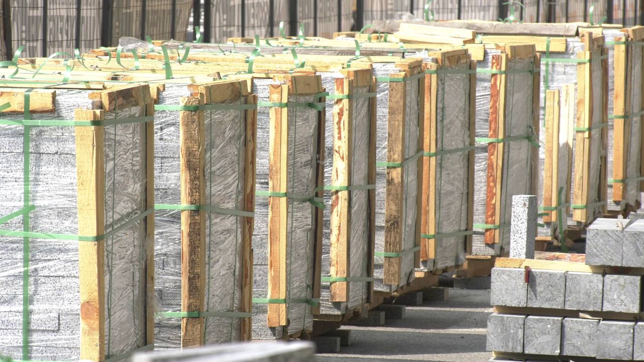 Улицу Сумскую восстанавливают после обстрелов.