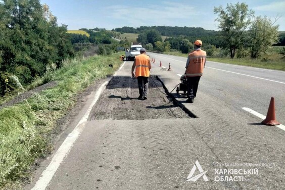 В Харьковской области ремонтируют дорогу жизни.