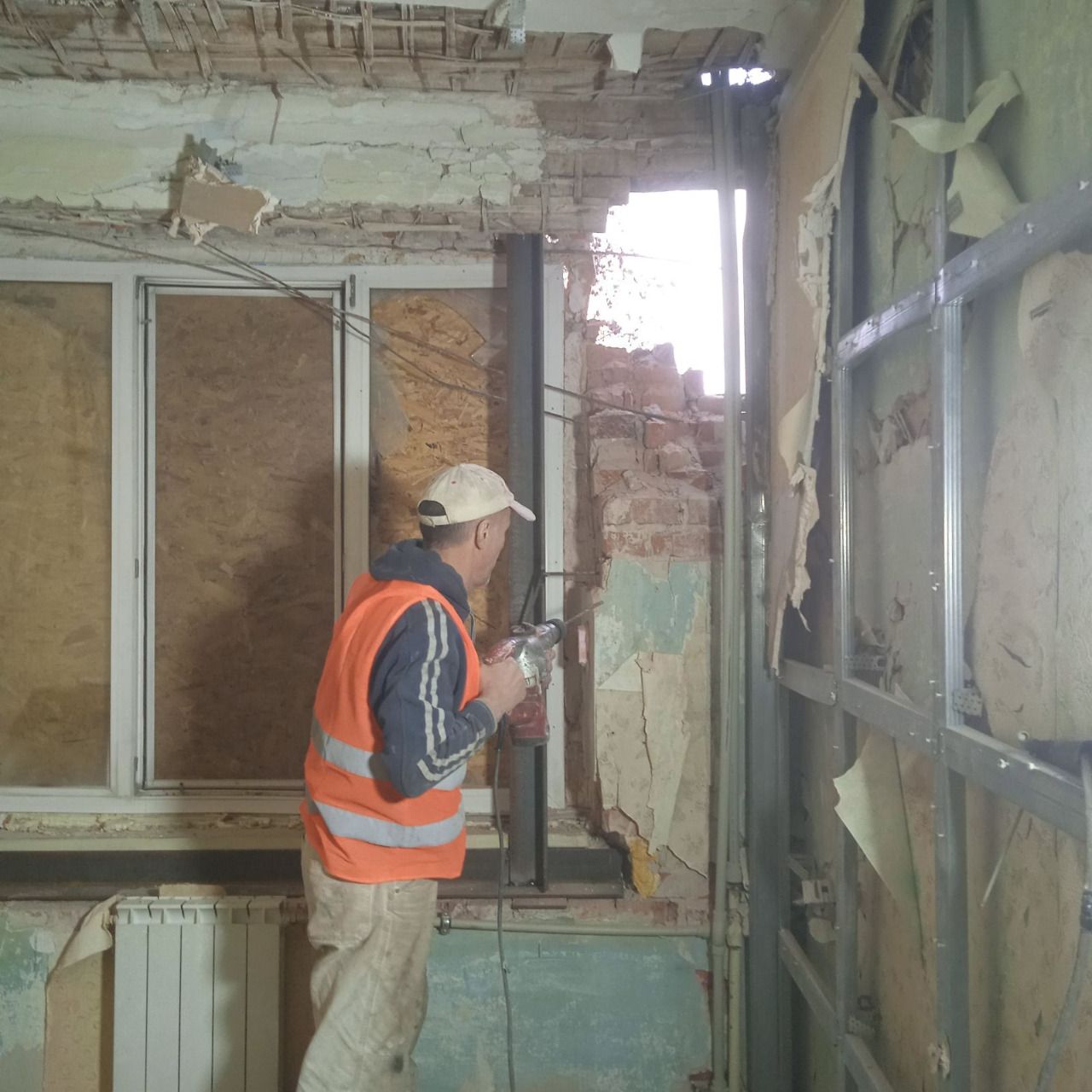 В Индустриальном и Холодногорском районах ремонтируют поврежденные обстрелами дома (фото) фото 1