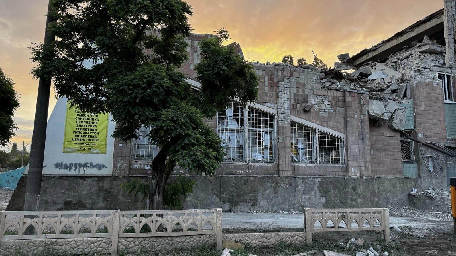 Пять "прилетов": прокуратура показала последствия ракетного удара по Харькову.