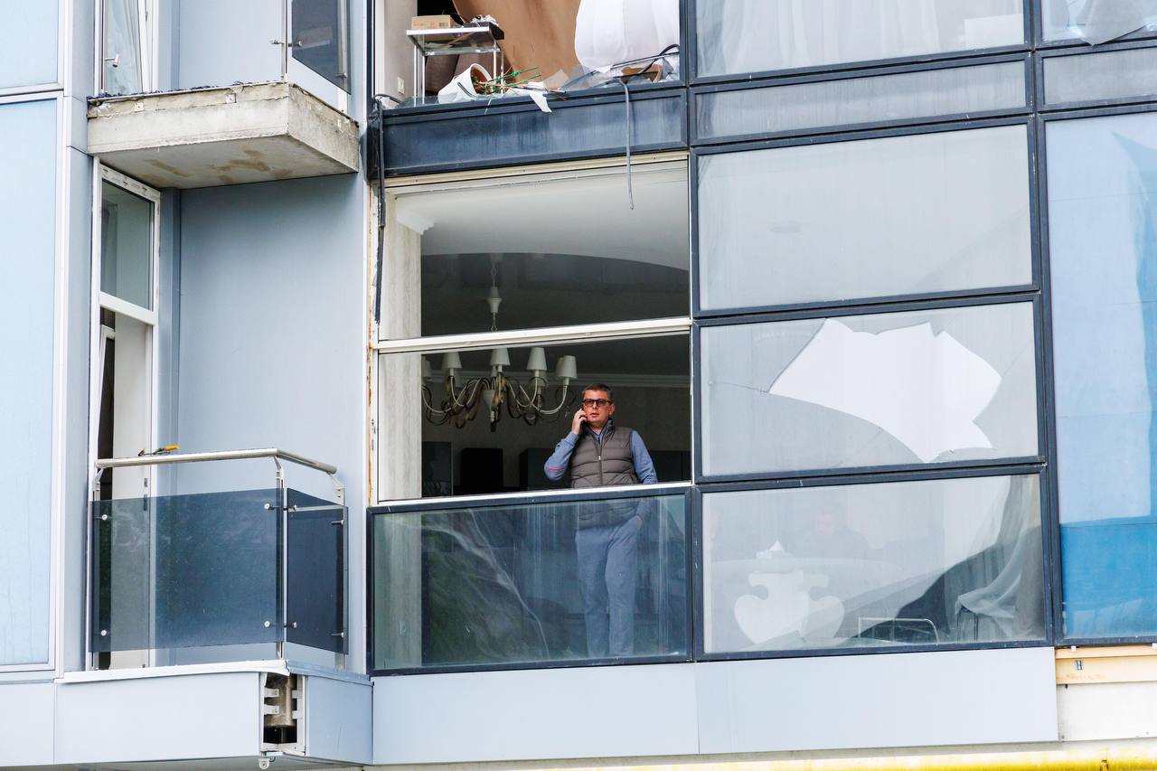 Під час нічного обстрілу Харкова постраждали автомобілі Данської ради у справах біженців.