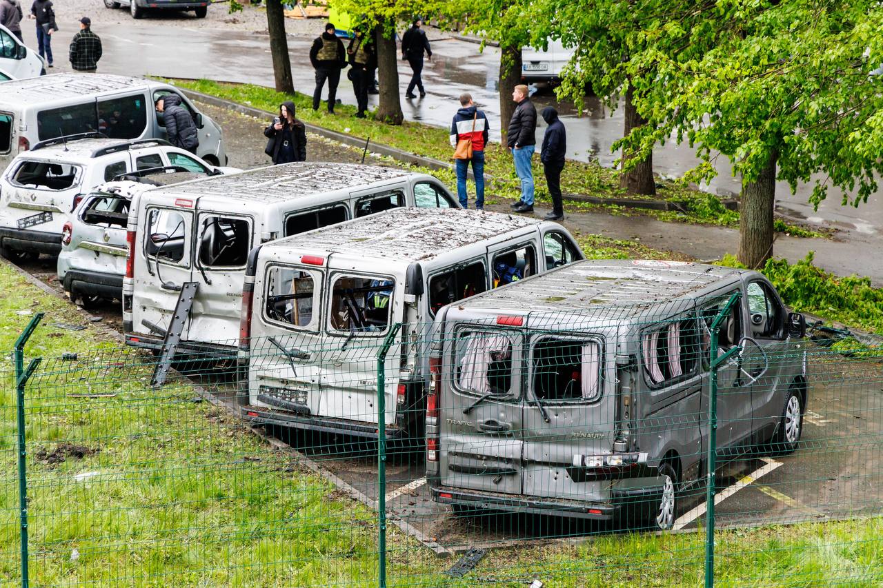 Під час нічного обстрілу Харкова постраждали автомобілі Данської ради у справах біженців.