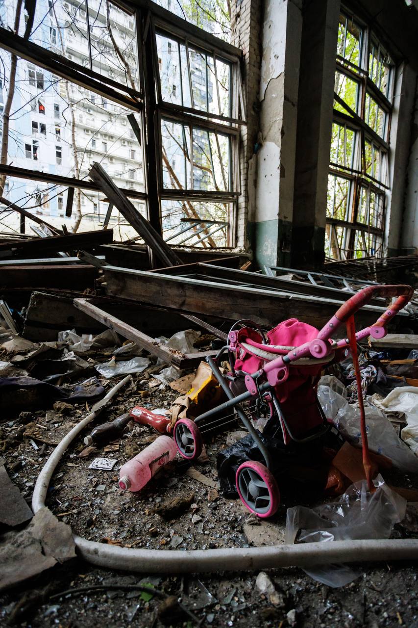 Під час нічного обстрілу Харкова постраждали автомобілі Данської ради у справах біженців.