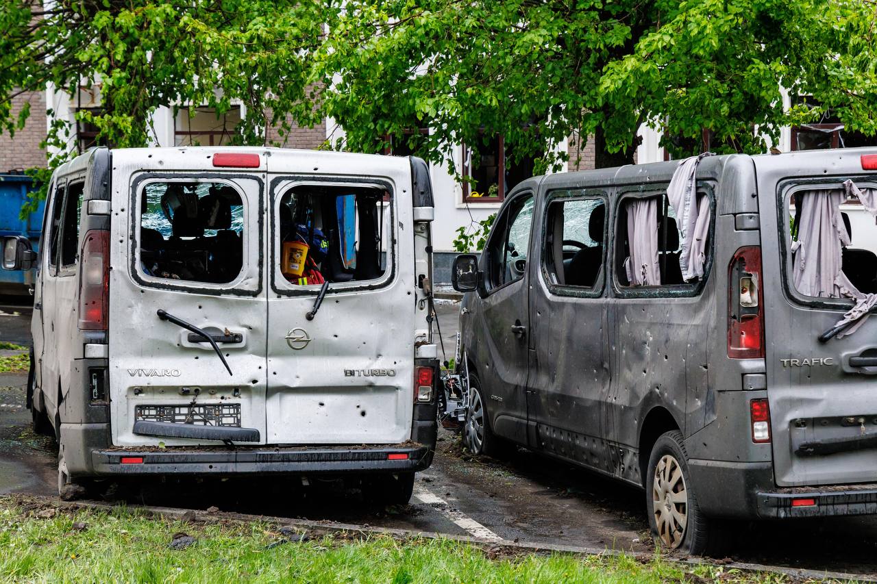 Під час нічного обстрілу Харкова постраждали автомобілі Данської ради у справах біженців.