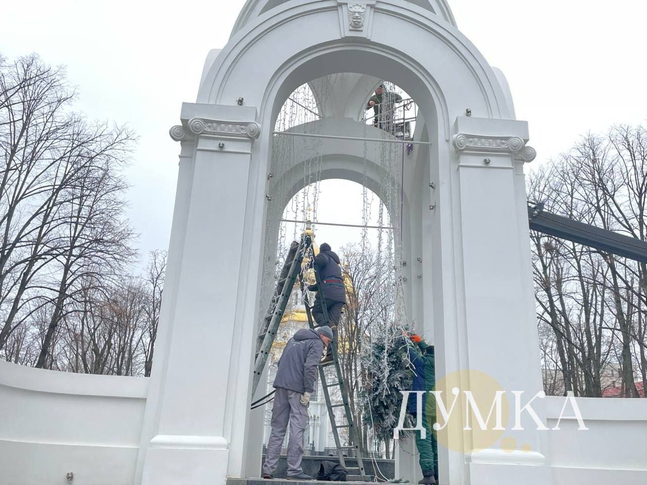 В центре Харькова демонтируют праздничные декорации.