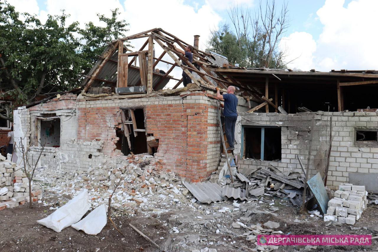 Трое раненых: россияне ночью обстреляли Дергачи.