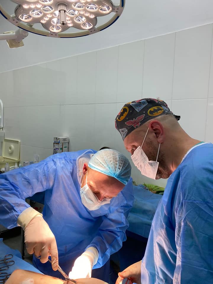 Попали под обстрел на остановке: сестру погибшего 13-летнего Димы Кубата прооперировали.