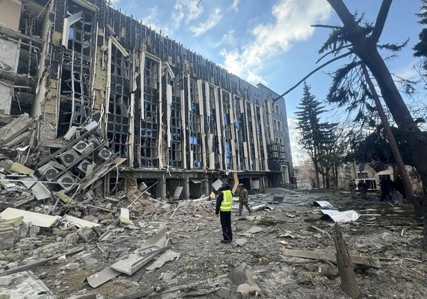 Анджелина Джоли связалась с 14-летней девочкой, тяжело раненой во время ракетного удара по Изюму.