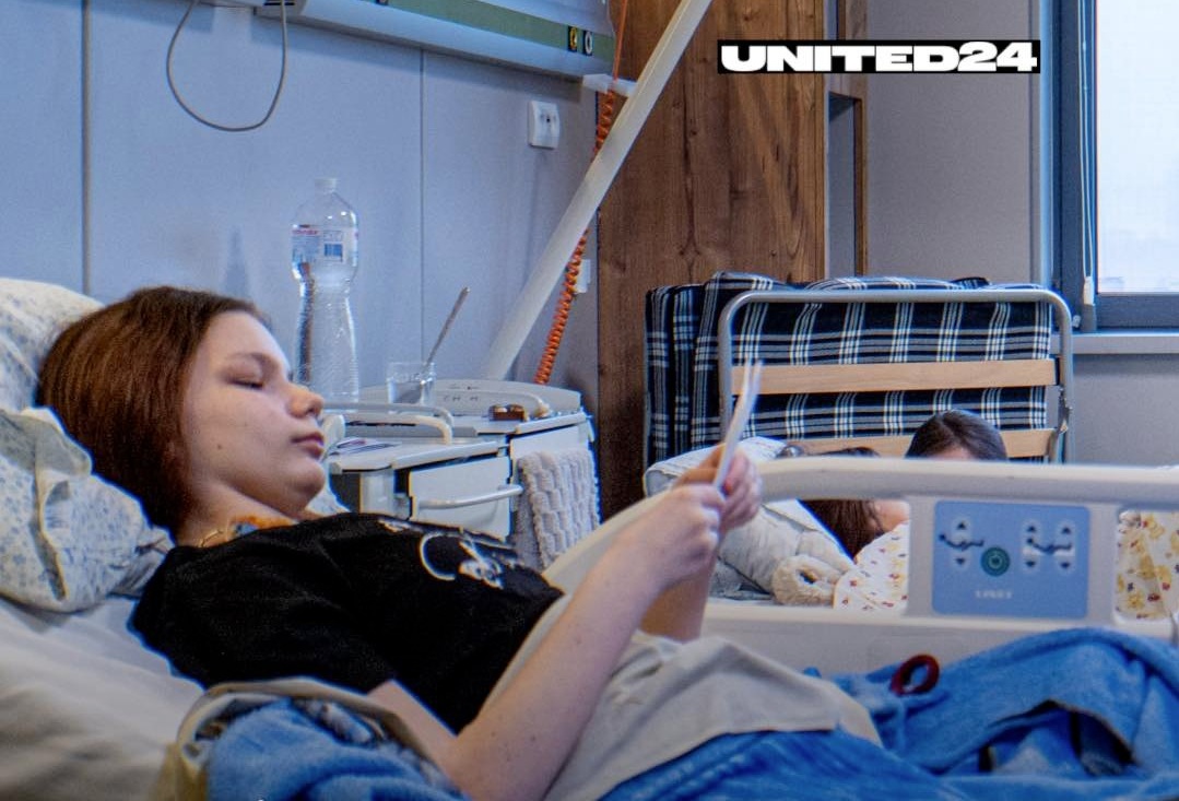 Анджелина Джоли связалась с 14-летней девочкой, тяжело раненой во время ракетного удара по Изюму.