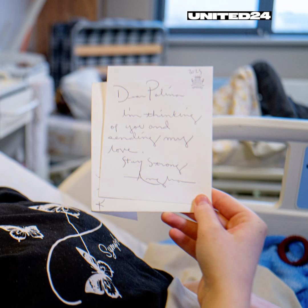 Анджелина Джоли связалась с 14-летней девочкой, тяжело раненой во время ракетного удара по Изюму.