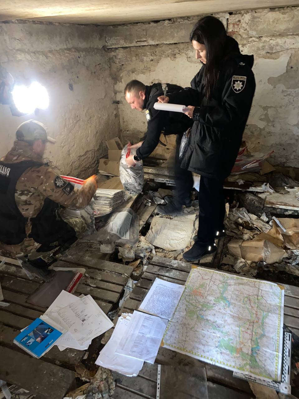 13 мішків: у Ізюмі виявлено секретні документи російських військових.