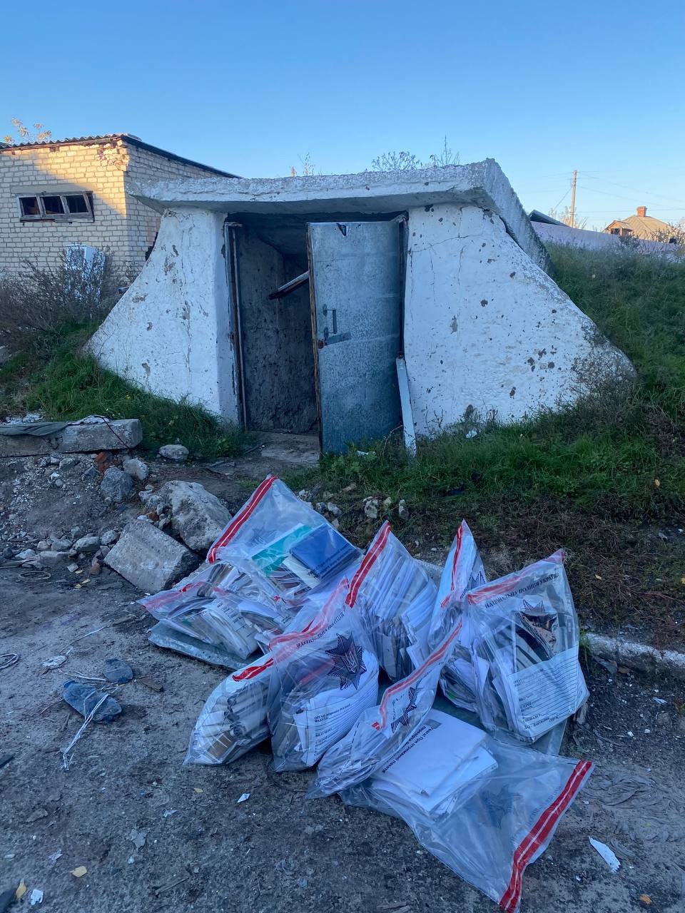 13 мішків: у Ізюмі виявлено секретні документи російських військових.